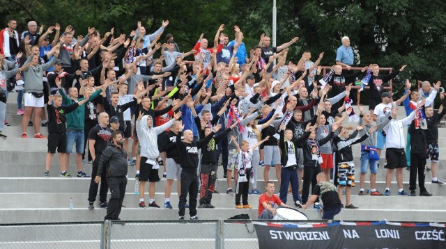 Polonia Przemyśl przegrała nieoczekiwanie z Sokołem Nisko 0:1 (0:0) w meczu 4 ligi. Bramkę w 90. minucie z rzutu wolnego strzelił Damian Juda.