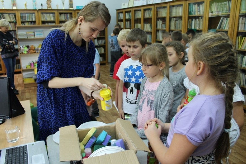 Warsztaty plastyczne w miejskiej bibliotece w Wieluniu[ZDJĘCIA]