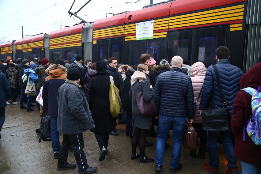 Warszawiacy wybierają komunikację miejską. Coraz więcej osób jeździ autobusami, tramwajami i metrem