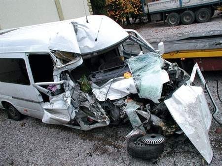 Uderzenie w ciężarówkę całkowicie zniszczyło bok mercedesa.