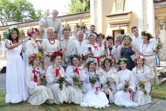 Wianek upleciony przez Marię Krawczyk z Rogowa zwyciężył w konkursie podczas Uczty Świętojańskiej odbywającej się w koneckim parku w sobotnie popołudnie. Konkurs był jednym z elementów imprezy organizowanej przez Miejsko - Gminny Dom Kultury nawiązującej do świętojańskich tradycji. ZOBACZ WIĘCEJ NA KOLEJNYCH SLAJDACH. KLIKNIJ W ZDJĘCIE BY PRZEJŚĆ 




Uczta Świętojańska to kolejna edycja cyklu Uczty z Folklorem organizowanego od kilku lat przez kierowniczki Wiejskich Domów Kultury w Rogowie i Kornicy: Urszulę Nowicką i Małgorzatę Pasek. Tym razem do zabawy na ludowo dołączyła Anna Wiaderna z Miejsko - Gminnego Domu Kultury, która przygotowała wraz z koneckimi licealistami oraz słuchaczami Uniwersytetu Trzeciego Wieku spektakl nawiązujący do tradycji nocy świętojańskiej. W sobotnie popołudnie przed letnią sceną domu kultury aktorzy ubrani w tradycyjne stroje, a kobiety dodatkowo w uplecione z żywych kwiatów wianki pieśnią i tańcem opowiadali o nieszczęśliwej miłości i poszukiwaniu szczęścia podczas świętojańskiej nocy. 
Wystąpiła młodzież: Julia Wąsik, Alicja Woldańska, Zuzanna Szlenk, Basia Bogacka, Julianna Nowek, Joanna  Soczyńska, Daria Cholewińska, Paulina Stępień, Anna Kaczor, Bartek Sota, Filip Cieślik, Mikołaj Radek, Jakub Zbróg, Wojtek Kwintal, Jakub Janikiewicz, Przemysław Łuszczyński,  Daniel Feliński oraz słuchacze UTW: Teresa Dunajska, Barbara Zenke, Jola Sekuła, Ewa Staromłyńska, Grzegorz Maślak, Marian Paras. 

Potem artystyczny ster przejęły Urszula Nowicka i Małgorzata Pasek, które zaprosiły uczestników zabawy do konkursu na uplecenie najpiękniejszego wianka. Jury w składzie: burmistrz Krzysztof Obratański, dyrektor domu kultury Piotr Salata oraz plastycy Kamila Dobrowolska i Paweł Stasiński za najpiękniejsze uznało dzieło Marii Krawczyk z Rogowa, do której powędrowała nagroda. 

Organizatorki opowiadały o tradycji świętojańskiej i częstowały publiczność napojami, chlebem ze smalcem i ogórkami kiszonymi oraz pysznymi ziemniakami okraszonymi boczkiem z zsiadłym mlekiem.

Na scenie zaś muzycznie umilały popołudnie zespoły ludowe działające przy Miejsko - Gminnym Domu Kultury: Korniczanka, Rogowianka, Mały Dziebałtów i Sokołów. 

WIĘCEJ ZDJĘĆ NA KOLEJNYCH SLAJDACH>>>

POLECAMY RÓWNIEŻ:
Jak dobrze znasz kuchnię polską?
