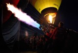 Leszno: Kilkanaście balonów rozświetlało mrok podczas nocnego pokazu pod Akwawitem [ZDJĘCIA]