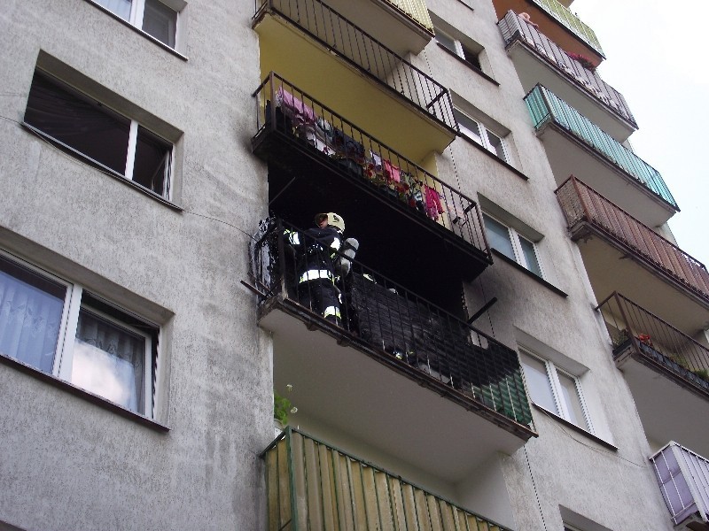 Pożar wybuchł w mieszkaniu w wieżowcu na 3. piętrze na ulicy...