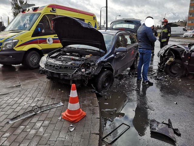 Do groźnie wyglądającej kolizji doszło w południe na bydgoskim Szwederowie. Na szczęście nikt nie ucierpiał.


Flesz - wypadki drogowe. Jak udzielić pierwszej pomocy?

