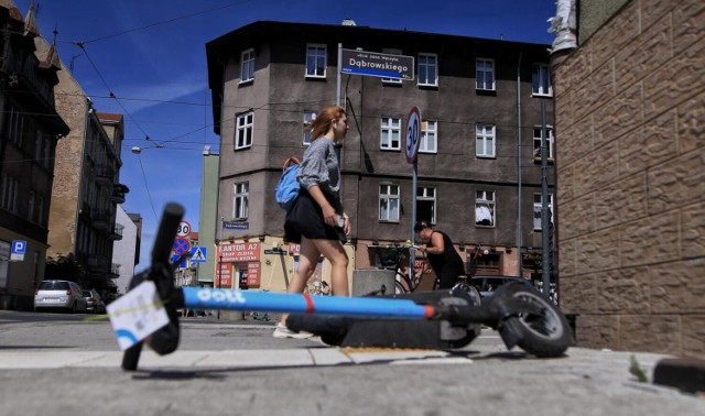 Porzucane hulajnogi są zagrożeniem dla pieszych i rowerzystów - jednak ma się to zmienić w Poznaniu