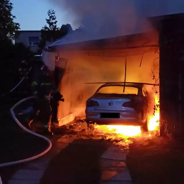 W czwartek nad ranem spłonęły w Kluczborku wiata garażowa i pozostawiony w niej samochód.