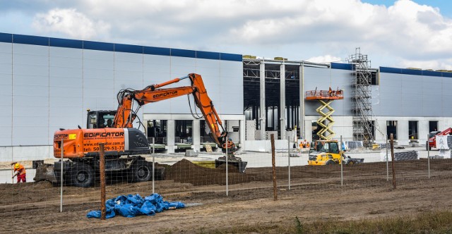 Przy ulicy Chemicznej powstaje Centrum Dystrybucji dla sieci handlowej Carrefour, które zostanie uruchomione w marcu przyszłego roku. 

Zespół ID Logistics będzie zarządzał procesami magazynowania, składowania i dystrybucji towarów do 180 sklepów położonych w północno-zachodniej części Polski. Firma już prowadzi rekrutację i szuka 300 pracowników, wśród których są m.in. magazynierzy i specjaliści w dziedzinie IT  





Info z Polski - przegląd najciekawszych informacji ostatnich dni w kraju

