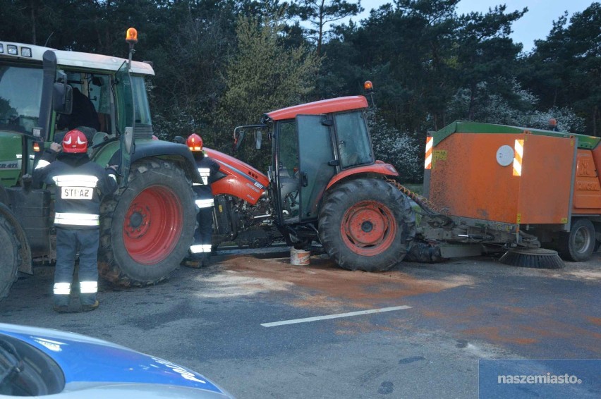 Wypadek na ul. Toruńskiej we Włocławku. Czołowe zderzenie traktora z volvo [zdjęcia, wideo]