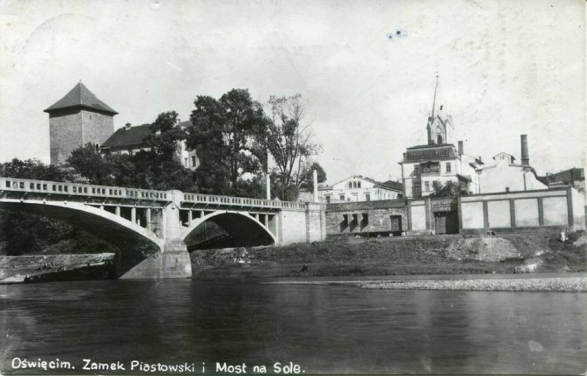 Most razem z zamkiem piastowskim, kościołem parafialnym i...
