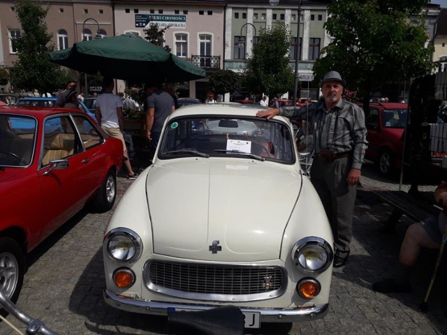 Wystawa zabytkowych pojazdów w Wąbrzeźnie 2018 r. Wojciech Głos, właściciel Syrenki 105 z 1977 roku