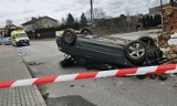 Wypadek przy skrzyżowaniu ul. Piłsudskiego i Staffa w Radomsku. Kierowca uderzył w kapliczkę, auto dachowało