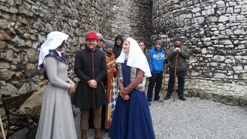Bractwo rycerskie uczy nowicjat na zamku w Będzinie