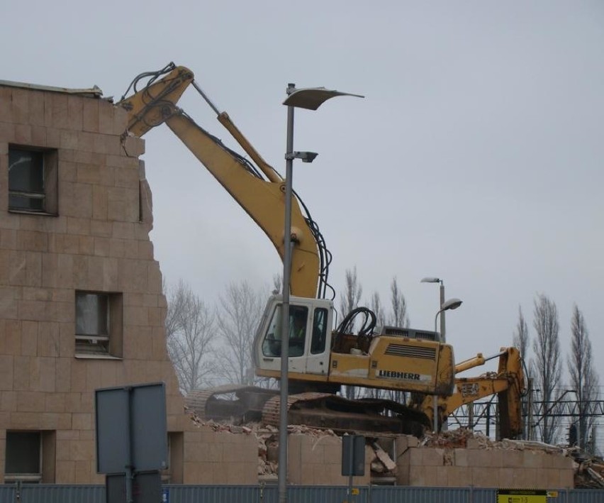 Oświęcim. Trwa wyburzanie starego dworca kolejowego [ZDJĘCIA]