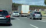 To się w głowie nie mieści! Kierowca bmw na trasie S3 pod Międzyrzeczem jechał pod prąd korytarzem życia! Policja: - Szukamy sprawcy