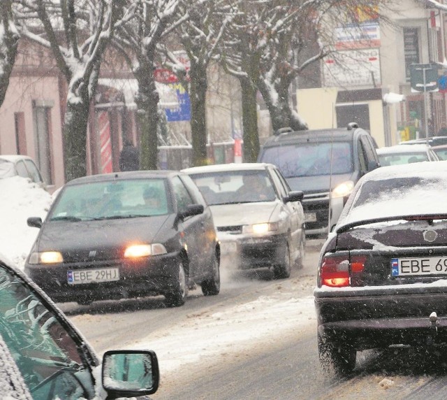 Wiele szkół jazdy zwraca uwagę na to, jak umiejętnie kierować zimą