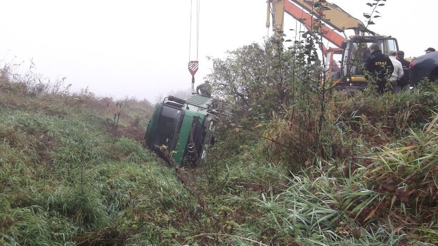 Kolizja w Ossowicach 16.10.2014. Ciężarowy mercedes zsunął...