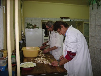 Krzysztof Mucha i Stanisław Bocheński przygotowują posiłek w Domu dla Bezdomnych w Ząbkowicach