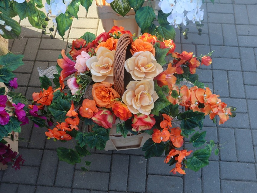 Róże, gerbery czy chryzantemy? Te piękne wiązanki i stroiki można kupić na stoiskach i straganach na Majdanku (30.10)
