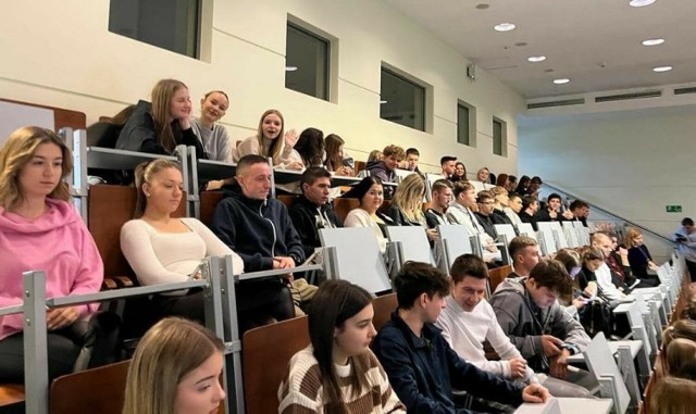 Uczniowie klas trzecich brali udział w wykładach na Wydziale Nauk Ścisłych i Przyrodniczych Uniwersytetu Jana Kochanowskiego.