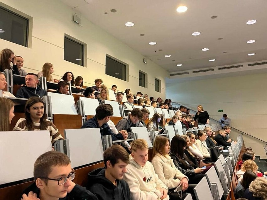 Kazimierskie liceum ogólnokształcące rozpoczęło współpracę z kieleckim uniwersytetem. Uczniowie wysłuchali dwóch wykładów. Zobaczcie zdjęcia