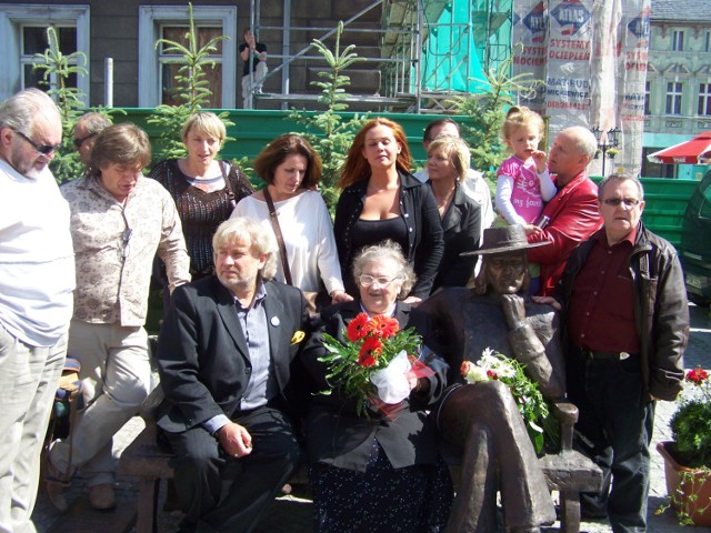 Montaż i uroczystość odslonięcia Ławeczki Czesława Niemena w Świebodzinie 20 czerwca 2009 roku