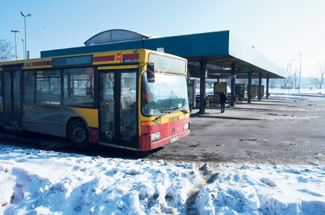 Kierowca lub motorniczy MPK w trakcie przerwy w pracy (gdy stoi na krańcówce) może podjechać na przystanek i wpuścić do pojazdu zmarzniętych pasażerów, ale... nie musi.