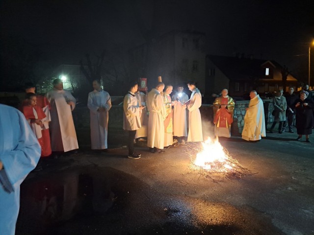 Wigilia Paschalna zaczyna się liturgią światła