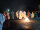 Wigilia Paschalna w parafii Matki Bożej Dobrej Rady w Zgierzu. Przed kościołem rozpalono ognisko
