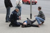 80-latek przewrócił się na chodniku. Pomogli mu przechodnie i policja