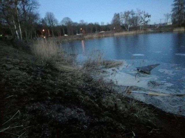 Do zdarzenia doszło we wtorek, 12 lutego, nad stawem w Sarbiewie (pow. strzelecko-drezdenecki). Pod koparką zarwało się nabrzeże i maszyna wpadła do wody. W środku był operator.

Strzeleccy strażacy zgłoszenie o wypadku dostali około godz. 16:15. Jak udało się ustalić, koparka pracowała na brzegu stawu w miejscowości Sarbiewo. Nagle pod wielotonową maszyną zarwało się nabrzeże. Koparka wpadła do wody i zniknęła pod jej powierzchnią. Na miejsce natychmiast zostały wezwane służby ratunkowe.

Pierwsze dotarły wozy strażak&oacute;w ze Strzelce Krajeńskich. Natychmiast ruszyła akcja ratownicza. Na miejsce dojechała r&oacute;wnież grupa płetwonurk&oacute;w z jednostki straży pożarnej w Świebodzinie. &ndash; Sytuacja jest ciężka &ndash; m&oacute;wił kpt. Dariusz Szymura, rzecznik lubuskich strażak&oacute;w.

Wiele wskazuje na to, że w kabinie koparki był operator. Koło stawu stoi jego samoch&oacute;d. Akcja ratunkowa trwa. 

Aktualizacja - godz. 19.15
Nurkowie zeszli pod wodę, aby przeszukać zatopioną koparkę. Niestety, wbrew wcześniejszym informacjom, nie udało się odnaleźć ciała operatora.

Policja przeszukała też miejscowość w poszukiwaniu operatora. - Niestety go nie znaleźliśmy - m&oacute;wi sierż Tomasz Bartos, z Komendy Powiatowej Policji w Strzelcach Kraj. 

Godz. 20.30
Akcja poszukiwawcza została przerwana z powodu nocy i bardzo słabej widoczności pod wodą, kt&oacute;ra wynosiła zaledwie kilka centymetr&oacute;w.

&ndash; Płetwonurek nie m&oacute;gł dostać się do kabiny koparki &ndash; m&oacute;wi kpt. Szumura. Przez szyby nie widać niczego wewnątrz kabiny, w kt&oacute;rej najprawdopodobniej znajduje się ciało operatora. 

Nurkowie ponownie zejdą pod wodę w środę rano, aby odnaleźć i wyciągnąć na brzeg ciało.

Środa. Godz. 9:50
Nasz reporter jest na miejscu. W tej chwili strażacy i policjanci odgrodzili teren, aby postronni obserwatorzy nie mogli się do niego zbliżyć. Przy brzegu stawu od strony wsi, przy drodze zaparkowanych jest kilkanaście samochod&oacute;w prywatnych os&oacute;b, kt&oacute;re mimo fatalnej pogody chcą obserwować akcję. - Na razie czekamy na przyjazd specjalistycznej ekipy nurk&oacute;w ze Świebodzina. Wszystko jest przygotowane do ich akcji &ndash; m&oacute;wi kpt. Paweł Kaczmarczyk z Komendy Powiatowej Państwowej Straży Pożarnej w Strzelcach. Kraj.

&lt;iframe src=&quot;//get.x-link.pl/5b71d2de-1a0c-58d7-9db3-1377502cbd78,d139b8fd-860c-191c-6a7f-af6ff3216e90,embed.html&quot; width=&quot;640&quot; height=&quot;360&quot; frameborder=&quot;0&quot; webkitallowfullscreen=&quot;&quot; mozallowfullscreen=&quot;&quot; allowfullscreen=&quot;&quot; allow=&quot;autoplay; fullscreen&quot; scrolling=&quot;no&quot;&gt;&lt;/iframe&gt;

Teren jest bardzo grząski. W opinii strażak&oacute;w szansa na wydobycie koparki jest bardzo minimalna. &ndash; Gdyby ktoś spr&oacute;bował to zrobić, m&oacute;głby skończyć tak samo, czyli pod wodą - powiedział nam jeden ze strażak&oacute;w. 

Nie mam mowy, aby jakikolwiek ciężki sprzęt zjechał na niski brzeg stawu, bo jest on zbyt grząski. &ndash; Jedyne wyjście to pr&oacute;ba wydobycia koparki z brzegu wysokiego, a to jest dobrych kilkanaście metr&oacute;w od tafli wody &ndash; powiedział nam jeden ze strażak&oacute;w. 

Nasi rozm&oacute;wcy z policji i straży podkreślają jednak, że najważniejsze jest dostanie się do kabiny, żeby sprawdzić czy w środku jest jej operator. Niestety jest ona zatopiona głęboko w mule. Z wody wystaje tylko jej niewielka cześć. Nieoficjalnie przyznają, że w środku jest człowiek. 

Jak udało nam się ustalić, operator koparki to 60-letni mieszkaniec powiatu strzelecko-drezdeneckiego.

Godz. 10.15
Na miejsce dojechała Alicja Gorbat, inspektor pracy w Gorzowa Wlkp. &ndash; W takich sytuacjach sprawdzamy oczywiście każdy aspekt. Zar&oacute;wno uprawnienia operatora, jak i dokumentację oraz stan sprzętu. Na razie jednak nie możemy m&oacute;wić o szczeg&oacute;łach, bo wciąż nie wiemy czy ten człowiek naprawdę znajduje się w zatopionej koparce. 

W nieoficjalnych rozmowach słychać nikłą nadzieję, że może operator uciekł gdy zobaczył, ze jego sprzęt zatonął. Ale szanse na to są niewielkie, bo nie ma go ani w domu, ani w okolicy. 

Godz. 10:30
Na miejsce dojechała ekipa płetwonurk&oacute;w

Godz. 10:50
Na miejsce dojechał właściciel firmy, do kt&oacute;rej należała koparka (nie chciał, aby podawać jego nazwisko). Był dramatycznie przejęty, płakał. - Rany boskie. Jezus Maria. Taki dramat&hellip; - m&oacute;wił łkając i co rusz chwytając się za głowę. 

Gdy nieco się uspokoił, reporterowi GL powiedział, że operator, pan Roman, był fantastycznym fachowcem. &ndash; U mnie od 11 lat, ale on całe życie robił na koparkach. To był człowiek nad kt&oacute;rym nie trzeba było stać i pilnować. On wszystko widział i wszystko umiał. M&oacute;wił właściciel. 

Z jego informacji wynika, że operator nie powinien w og&oacute;le być na niskim brzegu, a jedynie z g&oacute;rnego r&oacute;wnać skarpę. &ndash; Dlaczego znalazł się na nikim nie wiem, ale to taki dramat powiedział zn&oacute;w płacząc właściciel koparki. 

Godz. 11.10
&ndash; Strażak płetwonurek dotarł do kabiny koparki i udało mu się dostać do środka &ndash; m&oacute;wi kpt. Dariusz Szymura, rzecznik lubuskich strażak&oacute;w. Ciało operatora koparki zostało już wydobyte na powierzchnię.

- Kabina koparki była zanurzona w mulastym dnie do wysokości 2/3. Koparka leżała na drzwiach operatora, więc nurek dostał się do niej wybijając szybę z przeciwnej strony - poinformował kpt. Paweł Kaczmarczyk.

Strażacy przeprowadzili całą operację wydobycia ciała za specjalnym parawanem zza kt&oacute;rego nic nie było widać. - Ciało jest już na brzegu. Na koniec akcji strażacy oszacują czy są szanse wydobycia koparki z wody - m&oacute;wi kpt. Paweł Kaczmarczyk. 


Zobacz też: Trzy promile i slalom na drodze. Nieodpowiedzialnego kierowcę nagrała policja [WIDEO LUBUSKIEJ POLICJI]
&lt;script class=&quot;XlinkEmbedScript&quot; data-width=&quot;640&quot; data-height=&quot;360&quot; data-url=&quot;//get.x-link.pl/705252c2-90e7-273a-10fb-f42912dc6a6d,ad0aa370-ab98-39c7-92cc-c1e62e72504f,embed.html&quot; type=&quot;application/javascript&quot; src=&quot;//prodxnews1blob.blob.core.windows.net/cdn/js/xlink-i.js?v1&quot;&gt;&lt;/script&gt;