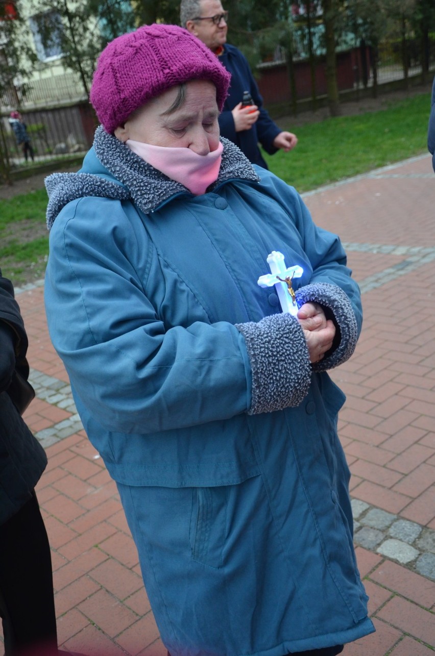 " Każdy niesie w życiu swój krzyż " - Droga Krzyżowa przeszła ulicami Nowego Dworu Gdańskiego.