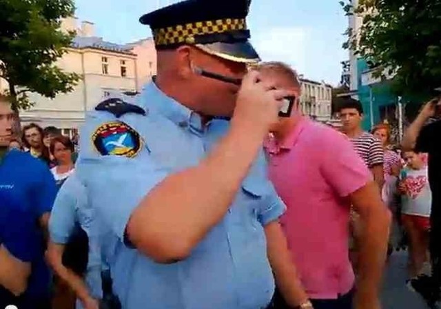 Kadr z filmu nagranego przez przechodnia podczas interwencji strażników na Placu Przyjaciół Sopotu