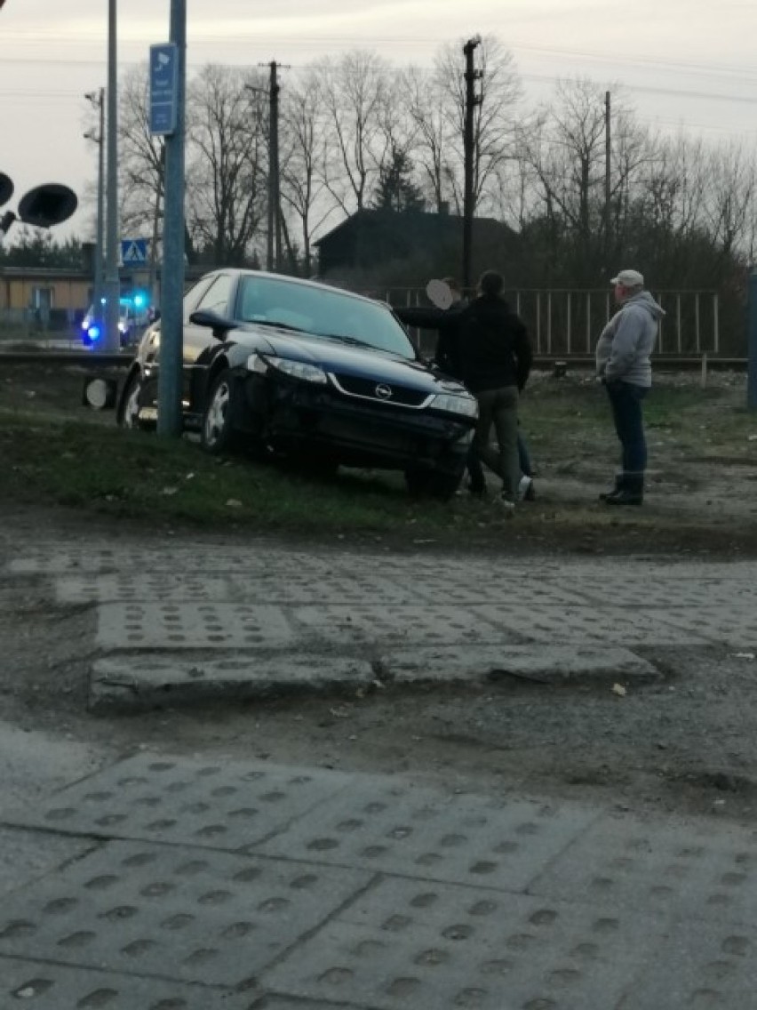 Pijany kierowca rozbił się na przejeździe kolejowym w Tomaszowie Maz. Przed dalszą jazdą powstrzymali go świadkowie [ZDJĘCIA]