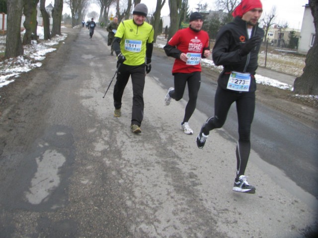 Mirosław Anaczkowski (z lewej) na trasie marszu nordic walking w Dąbrowie koło Mogilna