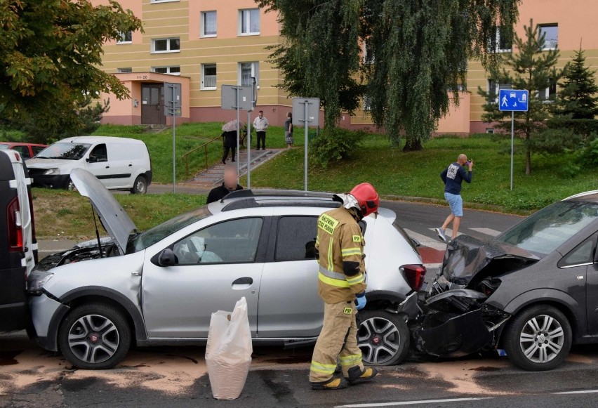 Wypadek w Kielcach. Zderzenie trzech aut na ulicy Warszawskiej. Były duże utrudnienia w ruchu [WIDEO, zdjęcia]