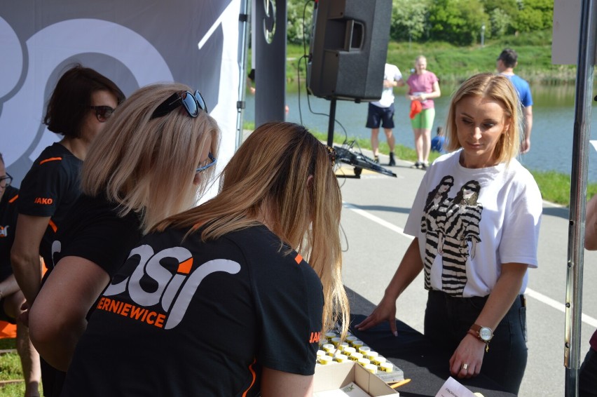 Bieg Zielonego Jabłuszka. Nad Zalewem Zadębie zainaugurowano sezon biegowy w Skierniewicach