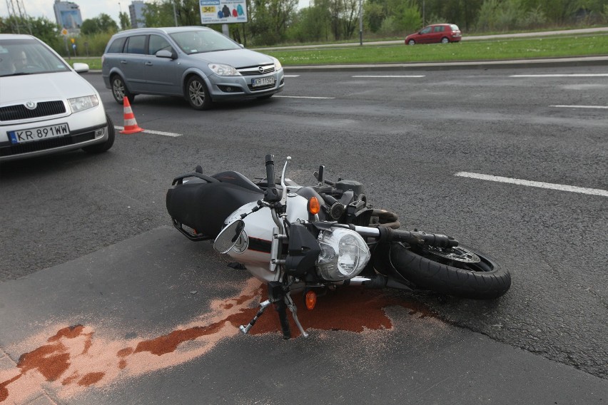 Kraków: wypadek motocyklisty na ul. Stella-Sawickiego [ZDJĘCIA]