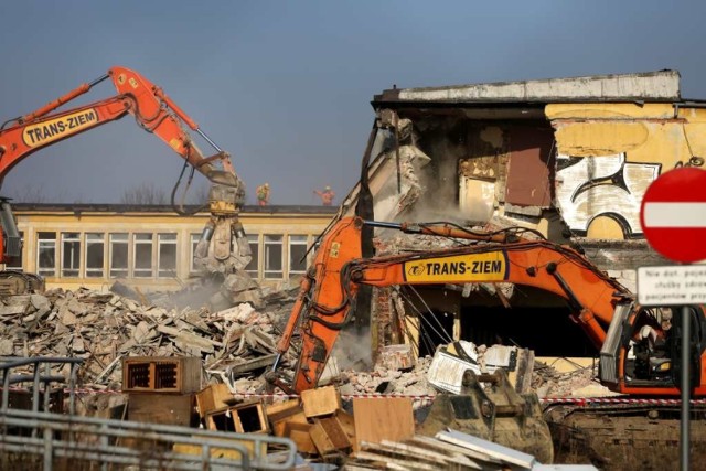 W poniedziałek trwało wyburzanie budynków dawnej przychodni przy rondzie Grzegórzeckim, gdzie powstanie Urząd Marszałkowski.