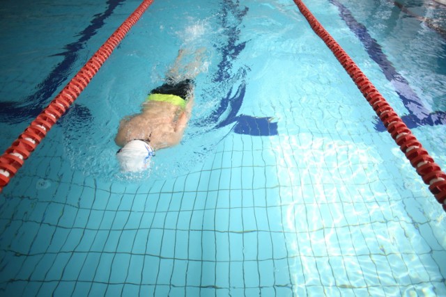 Bez czepka na basenie - ani rusz! Na basenie „Perła” na Wyżynach w Bydgoszczy można pływać tylko w czepkach.