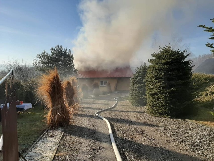 Buchcice. Strażacy walczą z pożarem domu [ZDJĘCIA]