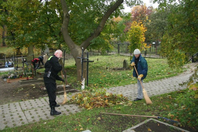 Piękny kwartet - ksiądz, strażnik i dwie miotły:)