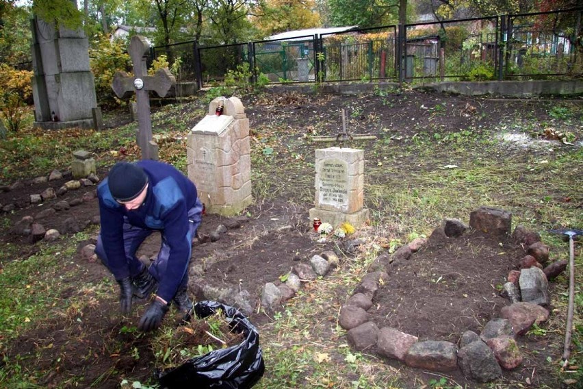 Najstarsze groby na cmentarzu.