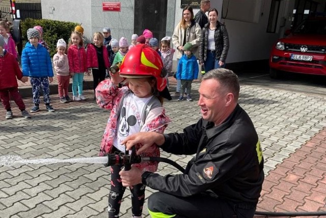 Strażaków odwiedziła grupa dzieciaków z Niepublicznego Przedszkola w Teodorach