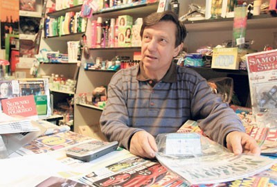 Jan Ullmann w swoim sklepie w Janowie
