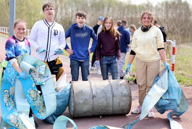 Dzień Ziemi w Bieruniu. Uczniowie bieruńskich podstawówek sprzątali groblę i okolice Derówki