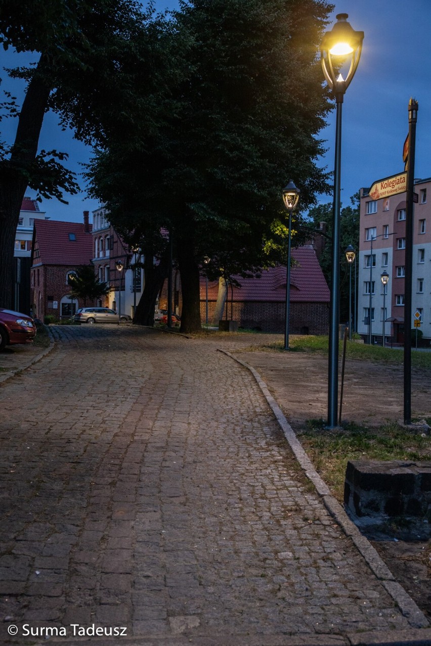 Na stargardzkiej starówce stanęło w tym tygodniu 13 nowych ledowych ulicznych lamp. ZDJĘCIA