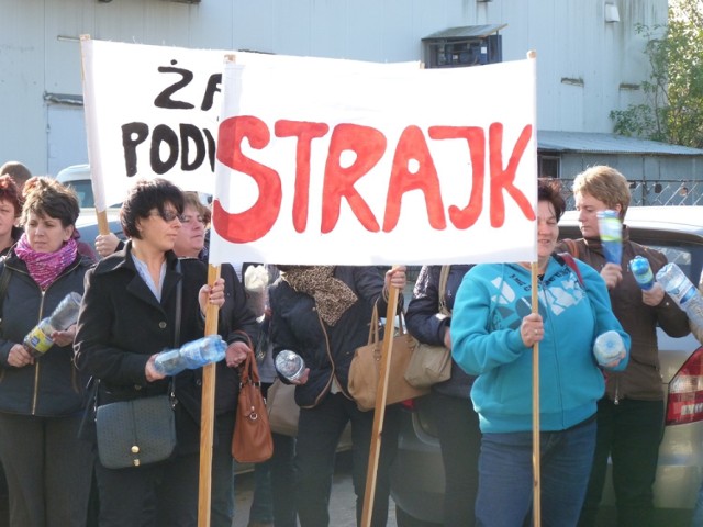 Strajk pracowników DPS w Radziechowicach przed starostwem w Radomsku