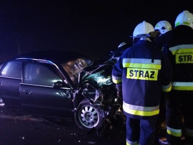 Tuż po godzinie 5 rano w poniedziałek (18 lutego) na ulicy Przemysłowej w Janikowie doszło do wypadku.

Jak informują strażacy z OSP Janikowo, samochód marki Audi uderzył w tył naczepy ciężarówki. Jedna osoba trafiła do szpitala. 


Flesz - wypadki drogowe. Jak udzielić pierwszej pomocy?

