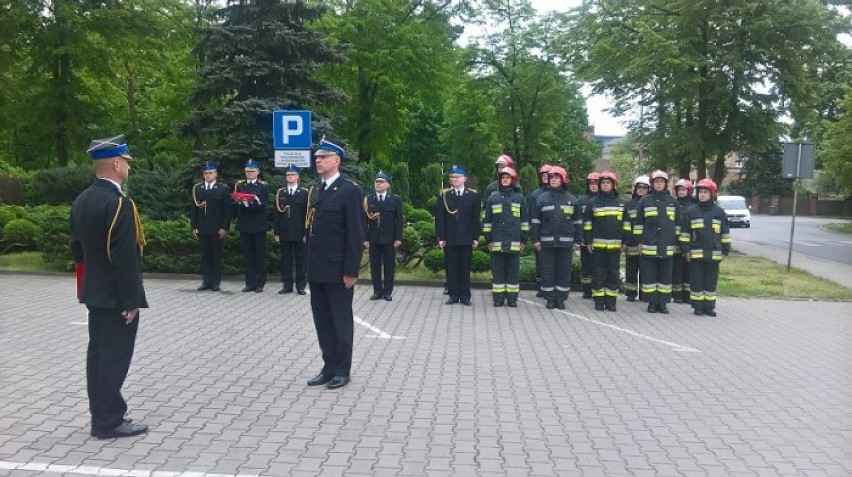 Uroczyste podniesienie flagi w strażackiej komendzie