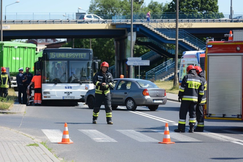 W Toruniu autobus komunikacji miejskiej zderzył się z samochodem [wideo, zdjęcia]